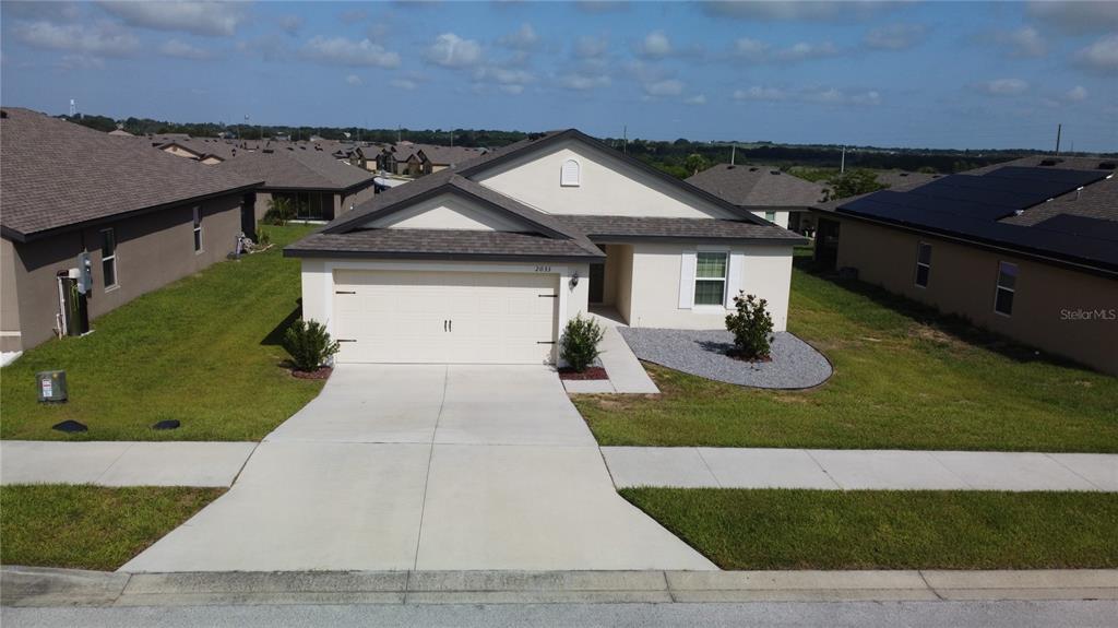 2033 Amber Sweet Cir in Dundee, FL - Building Photo