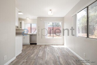 955 Postal Way in Vista, CA - Building Photo - Building Photo