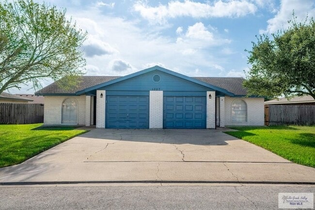 1307 Lily Ln in Brownsville, TX - Foto de edificio - Building Photo