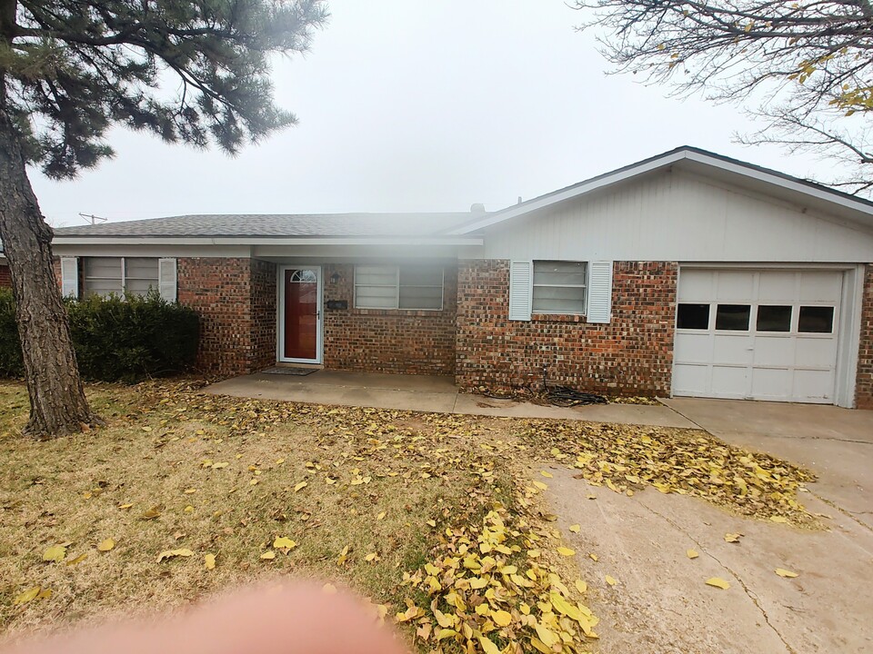 5435 42nd St in Lubbock, TX - Building Photo