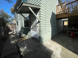 1513 SE Ash St in Portland, OR - Building Photo