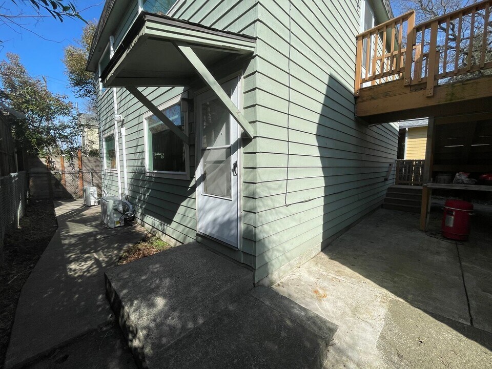 1513 SE Ash St in Portland, OR - Building Photo