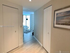 55 SW 9th St, Unit # 2003 in Miami, FL - Foto de edificio - Building Photo
