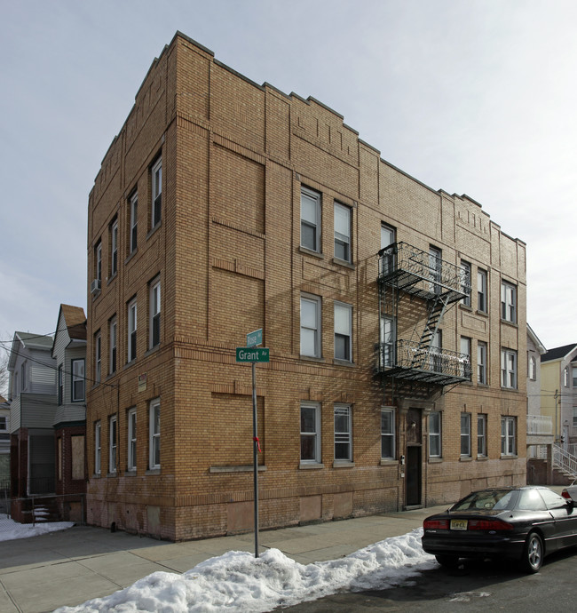 42 Grant Ave in Jersey City, NJ - Building Photo - Building Photo