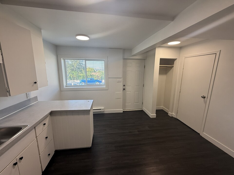 1809-1833 33 St in Vernon, BC - Building Photo