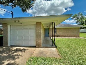 626 N Resident St in Wharton, TX - Building Photo - Building Photo