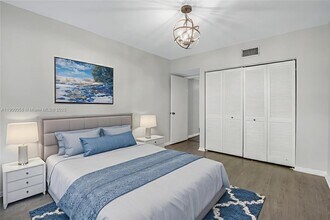 511 Ives Dairy Rd in Miami, FL - Building Photo - Building Photo