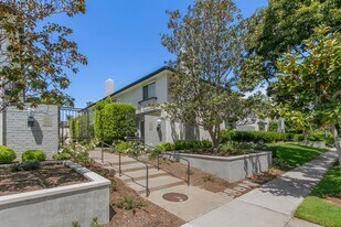 1063 Dover Dr in Newport Beach, CA - Building Photo