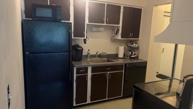 650 Perrie Dr, Unit 101 in Elk Grove Village, IL - Building Photo - Building Photo