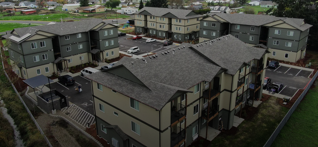 Applegate Landing Apartments in Lebanon, OR - Building Photo - Building Photo