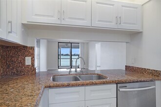 109 Lake Emerald Dr in Oakland Park, FL - Building Photo - Building Photo