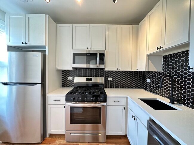659 W Wrightwood Ave in Chicago, IL - Building Photo - Building Photo
