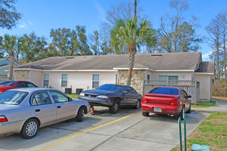 8317 Country Walk Dr in Pensacola, FL - Foto de edificio - Building Photo