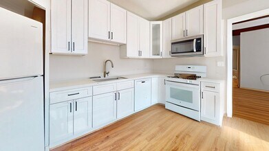 12 Lyman St in Waltham, MA - Foto de edificio - Building Photo