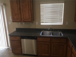 8277 W Wildwood Glen Dr in Las Vegas, NV - Building Photo - Building Photo