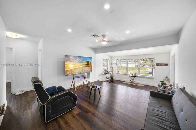 600 SW 10th St in Hallandale Beach, FL - Foto de edificio - Building Photo