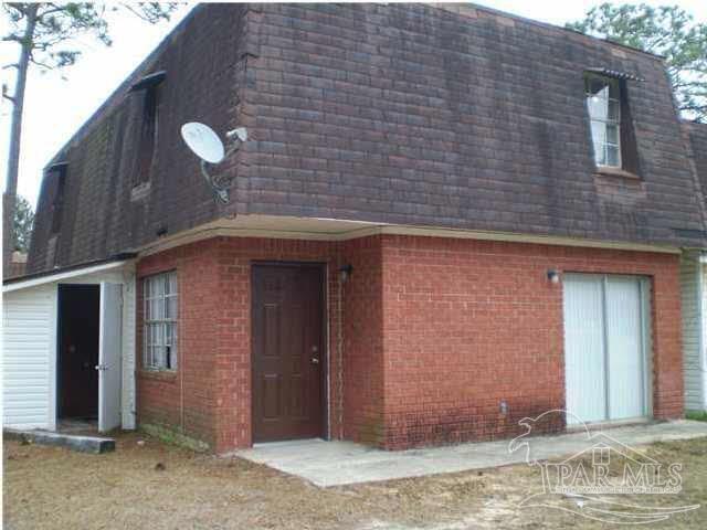 1121 Lake Dr in Gonzalez, FL - Building Photo
