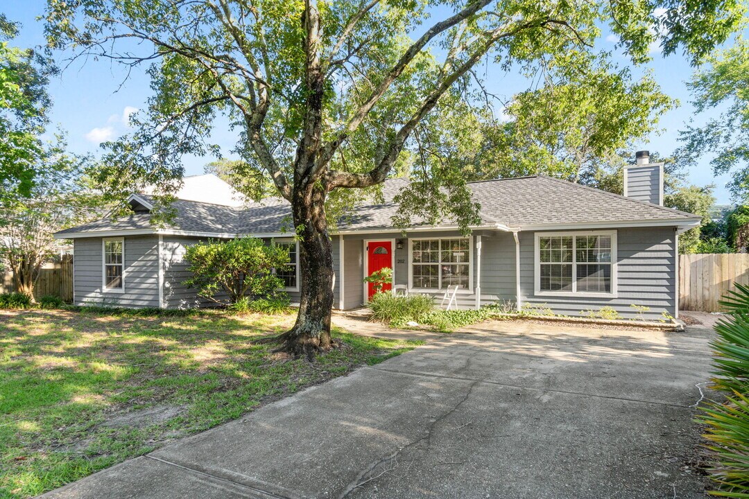 202 Stephen Ave in Mary Esther, FL - Building Photo
