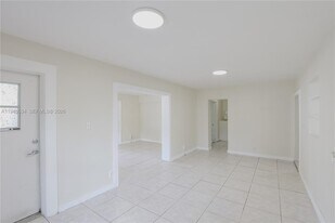 2250 NE 136th St in North Miami Beach, FL - Building Photo