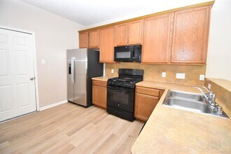 611 Chase More Ct in Bacliff, TX - Building Photo - Building Photo