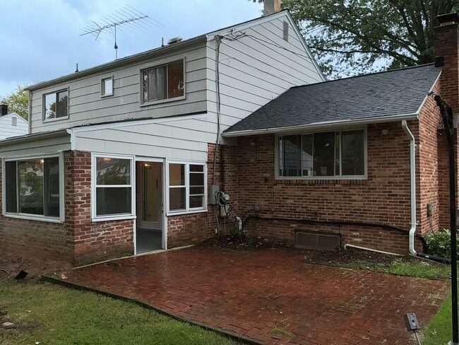 303 Charlton Ct in Silver Spring, MD - Building Photo - Building Photo