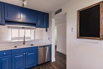 3710 Whitehall Dr, Unit 304 in West Palm Beach, FL - Building Photo - Building Photo