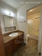 2941 W Caldwell Ave in Visalia, CA - Foto de edificio - Building Photo