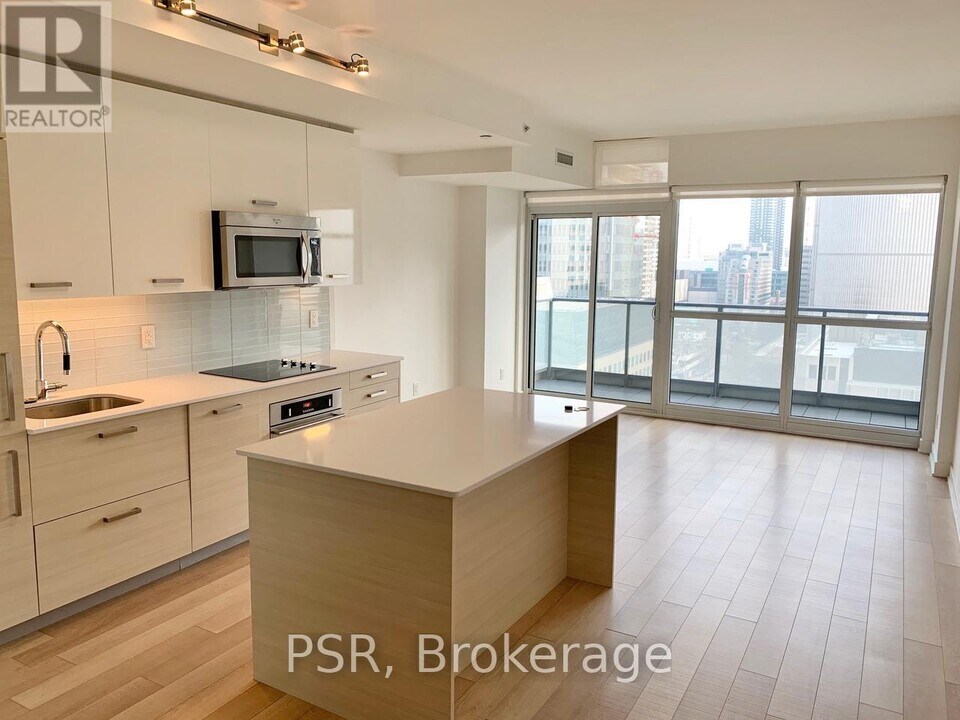 210 Simcoe St in Toronto, ON - Building Photo