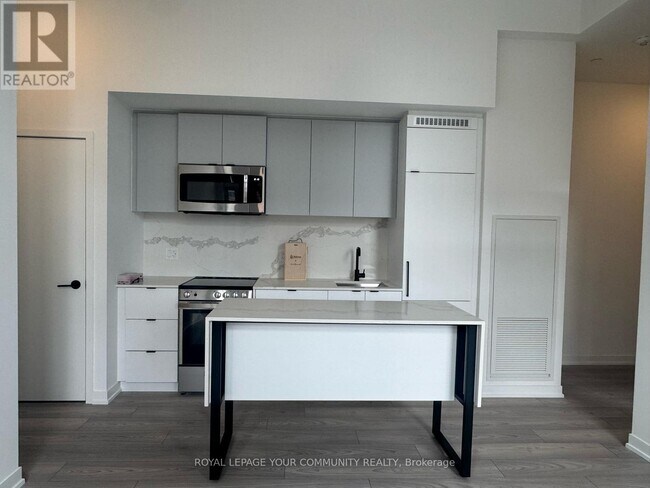 1182-1182 King St W