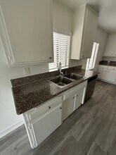 408 N Venice Blvd, Unit 408B in Los Angeles, CA - Building Photo - Building Photo