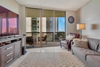 16275 Collins Ave in Sunny Isles Beach, FL - Foto de edificio - Building Photo