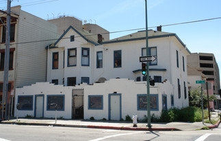 593 8th St Apartments