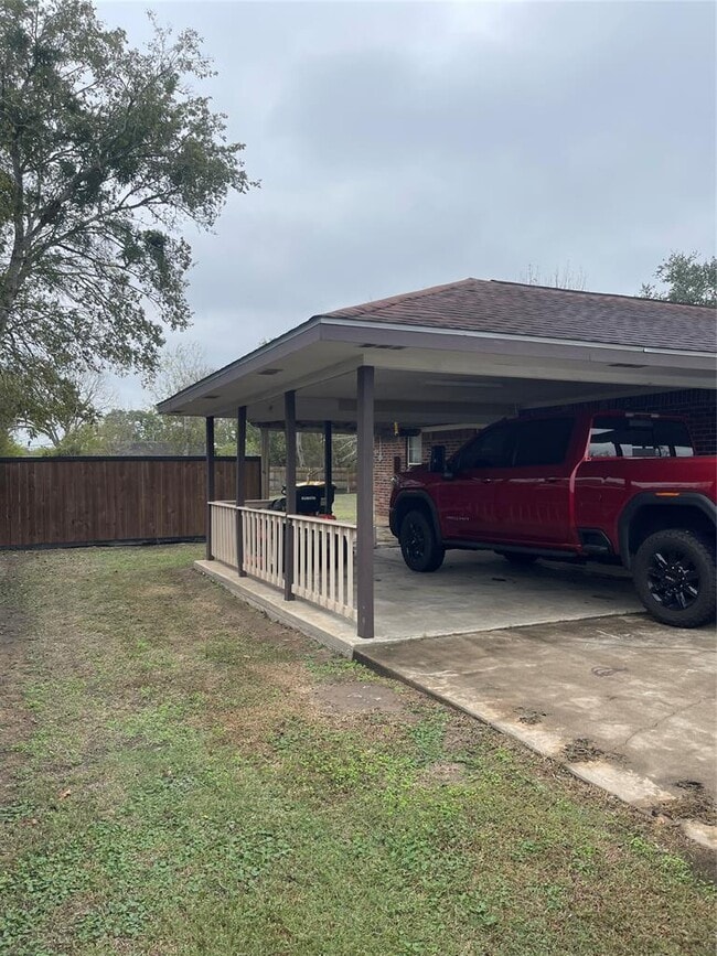 940 E Guadalupe St in La Grange, TX - Building Photo - Building Photo