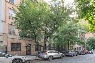 422 E 85th St in New York, NY - Foto de edificio - Building Photo