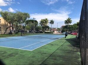 10249 NW 9th Street Cir in Miami, FL - Foto de edificio - Building Photo