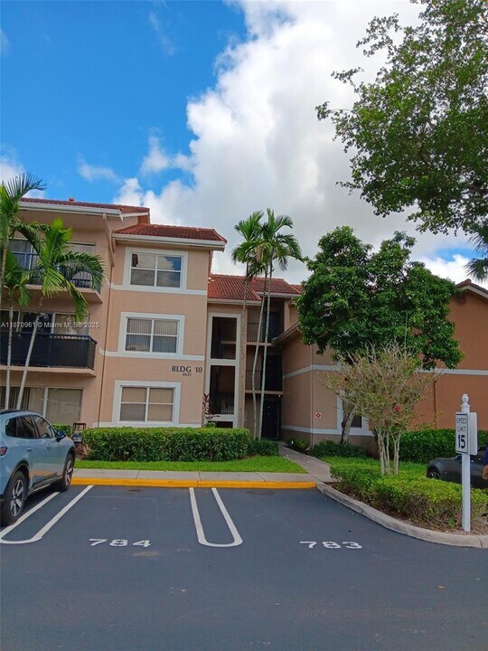 8821 Wiles Rd in Coral Springs, FL - Building Photo