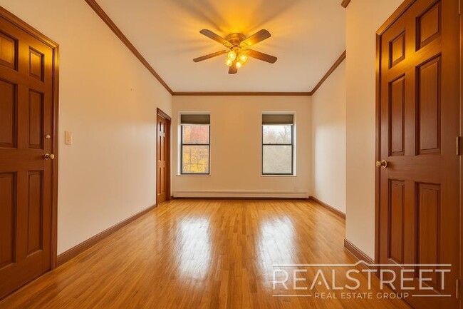 Full-Floor Brownstone 1BR + Office — ~950 Sq Ft | Prime Bed-Stuy | Available Immediately in Brooklyn, NY - Foto de edificio - Building Photo