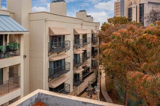 1022 N Navarro St in San Antonio, TX - Foto de edificio - Building Photo