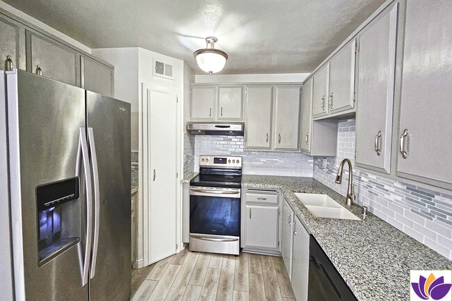 18555 Collins St, Unit C10 in Tarzana, CA - Foto de edificio - Building Photo