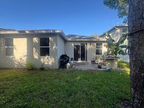 2468 Timber Forest Dr in Haverhill, FL - Foto de edificio - Building Photo