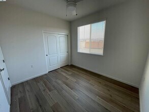 1820 Monroe Ct in Hollister, CA - Foto de edificio - Building Photo