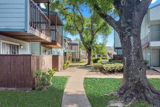 Waters at Westchase Apartments in Houston, TX - Foto de edificio - Building Photo