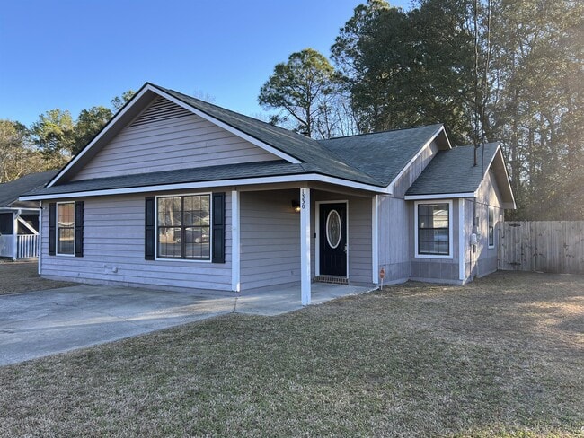 1330 Forest Lake Dr in Hinesville, GA - Building Photo - Building Photo