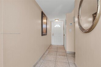 9500 N Hollybrook Lake Dr in Pembroke Pines, FL - Building Photo - Building Photo