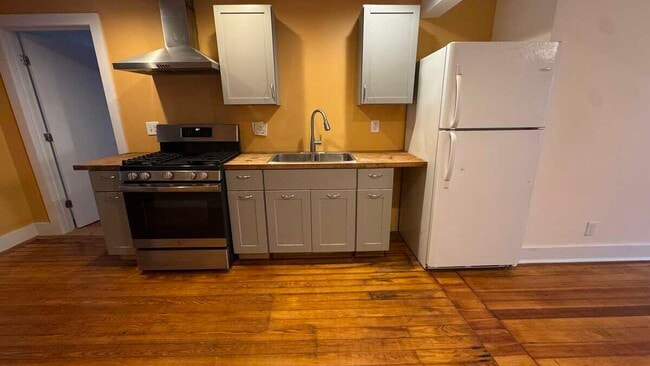 16 Clifford St, Unit 4 in Easthampton, MA - Building Photo - Building Photo