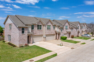 January Lane Townhomes in Grand Prairie, TX - Foto de edificio - Building Photo