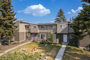 912 43 St SE in Calgary, AB - Building Photo
