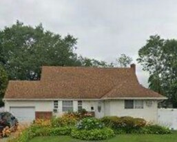 832 Orbit Ln in Uniondale, NY - Building Photo