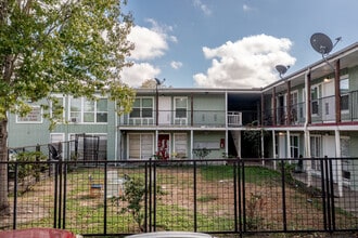 Perry Street Apartments in Houston, TX - Foto de edificio - Building Photo