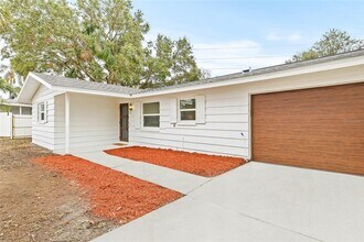2255 S Lagoon Cir in Clearwater, FL - Building Photo - Building Photo